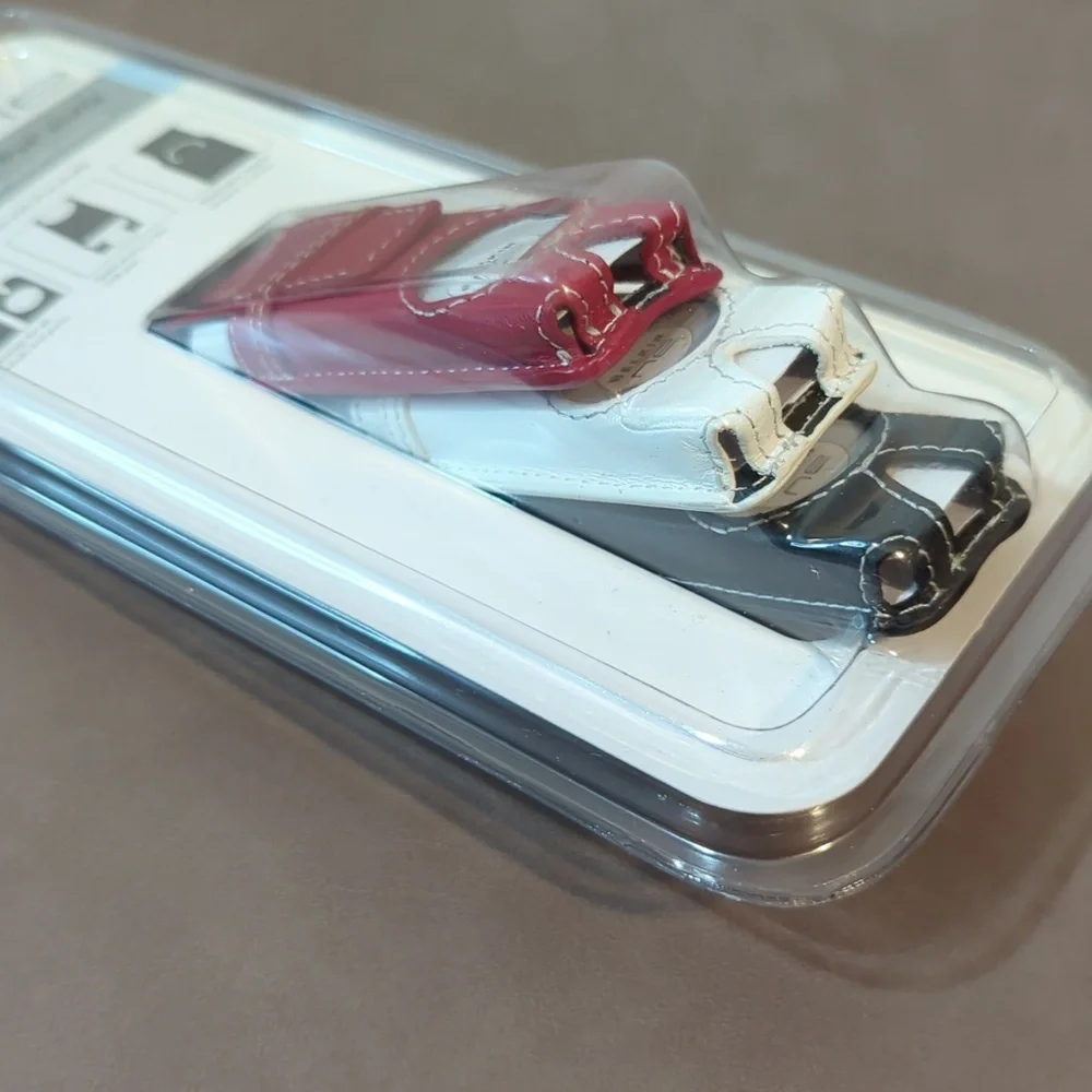 Belkin ne Classic Case for iPod Shuffle Red White Black Fine Grain Leather NIP